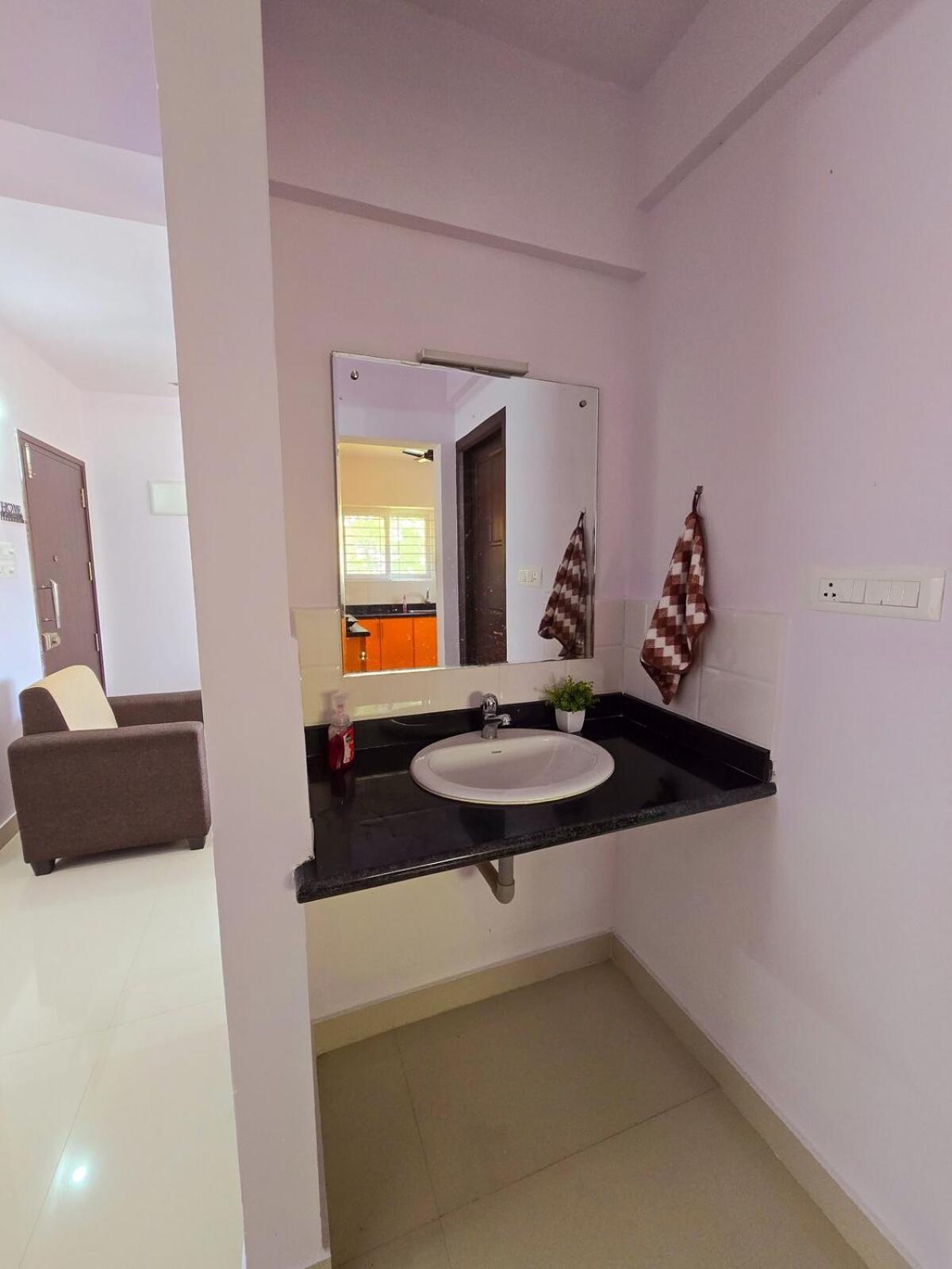 Appartamento Cozy Apt Easy Access - Groceries & Transport Mangalore Esterno foto